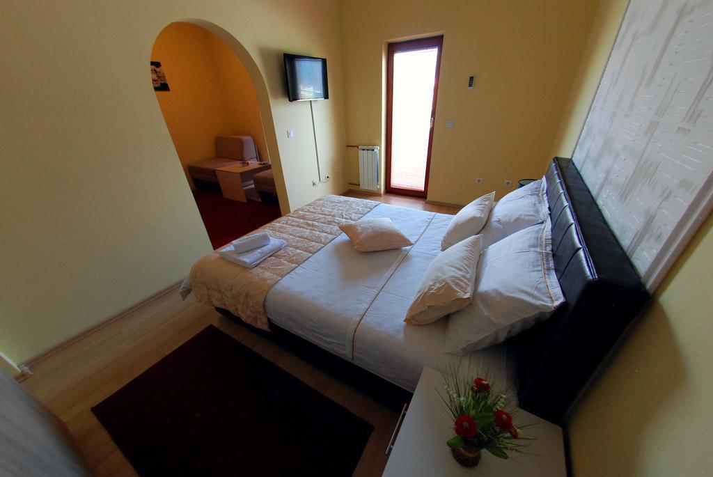 Hotel Arizona Sarajevo Lukavica Bagian luar foto
